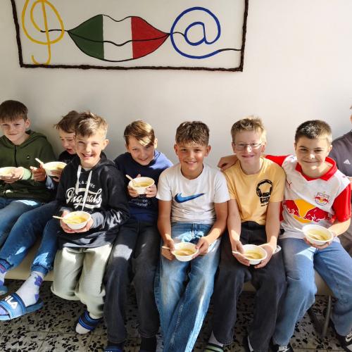 Erstklässler beim Suppe essen