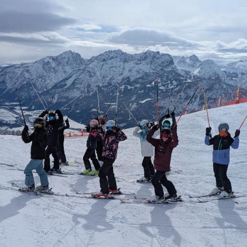 Skifahren Gruppenfoto Stöcke